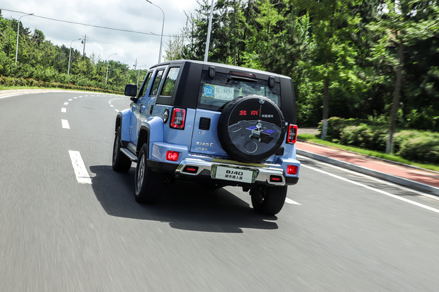 BJ40：2.0T+纵置8AT！15.98万起售！选它还是坦克300？