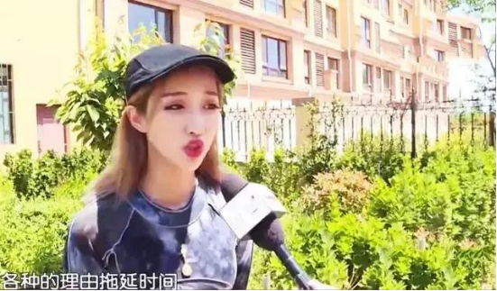 美女60多万的保时捷去维修，却被老板抵押称：没办法那人是我大哥