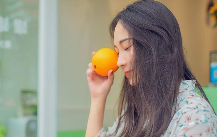 水瓶座女孩在哪些星座中最受欢迎: 友谊与爱情的全面分析